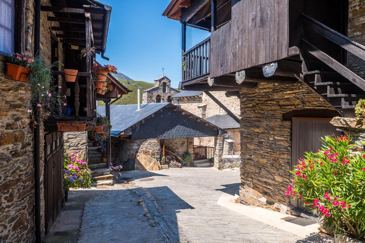 Las casas de Peñalba de Santiago con la iglesia de fondo