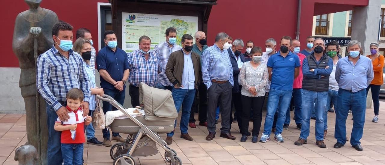 Ganaderos y responsables de sindicatos agrarios, ayer, en Onís.