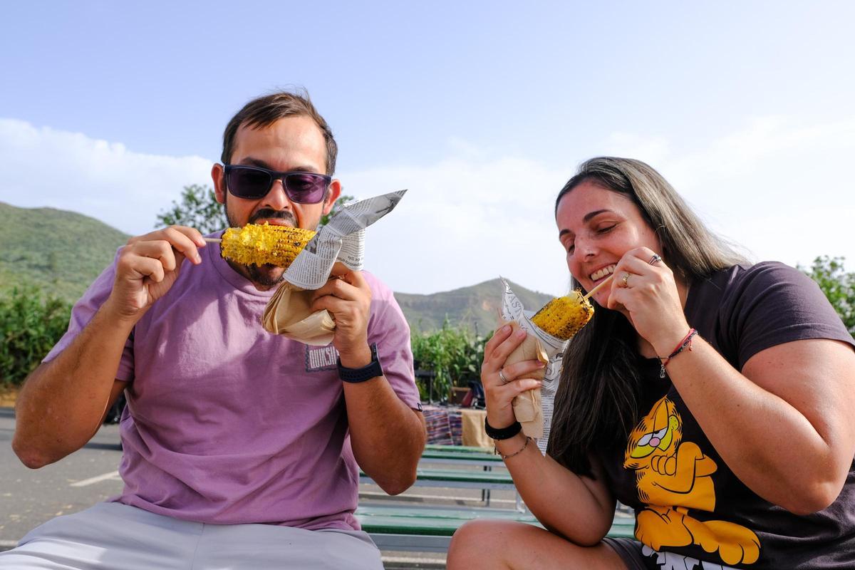 Cristina González y Marcos Rodríguez prueban sus piñas asadas.