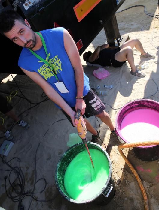 Cientos de personas reciben un baño de color en el festival Midnight Paint Party de Praia América