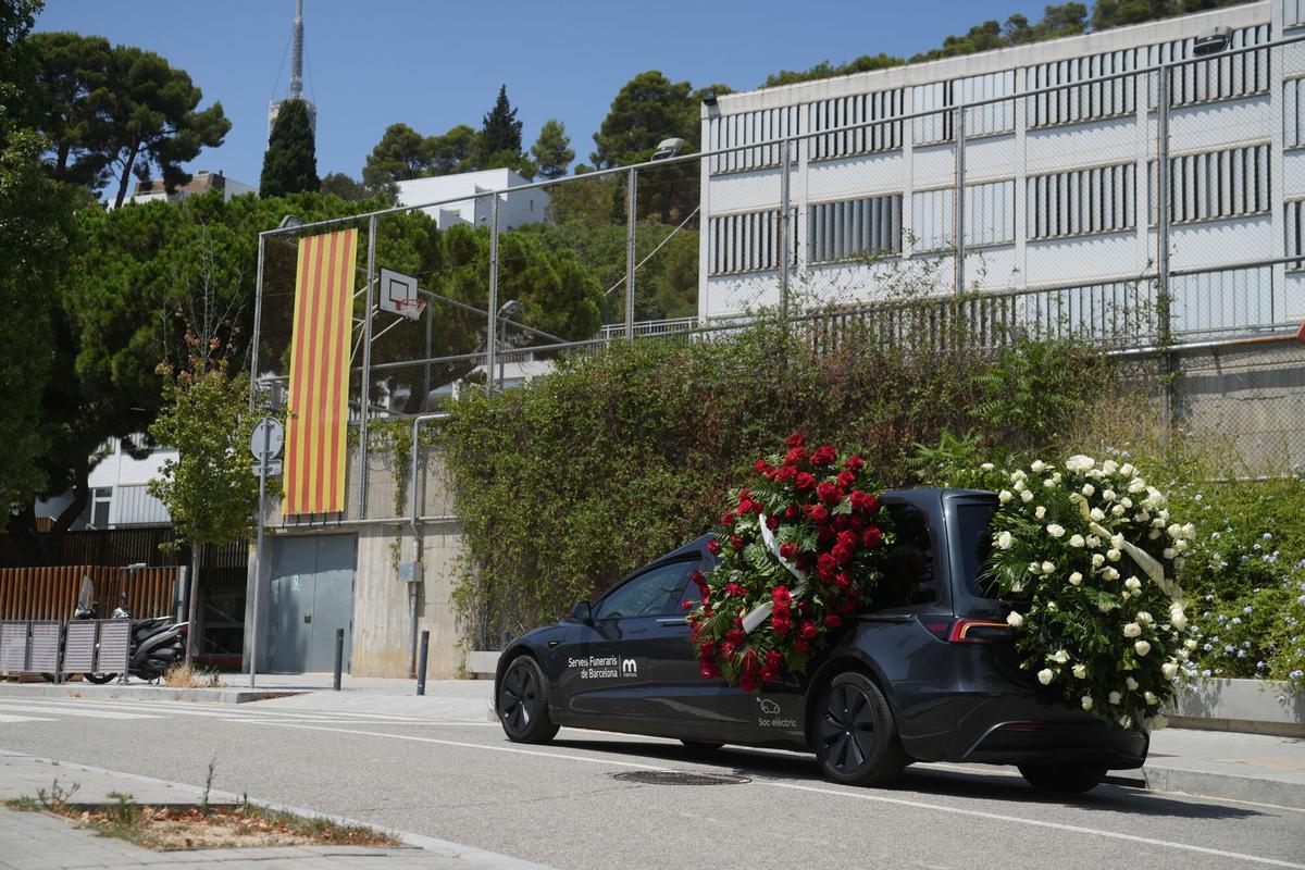 Coche fúnebre en el funeral del expresidente de La Caixa Josep Vilarasau, en el Tanatori de Sant Gervasi, a 30 de julio de 2026, en Barcelona, Catalunya (España).