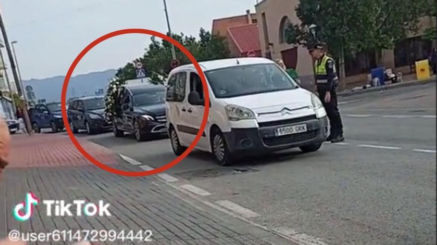 Tétrico incidente en Murcia entre un coche fúnebre y el desfile de Carnaval