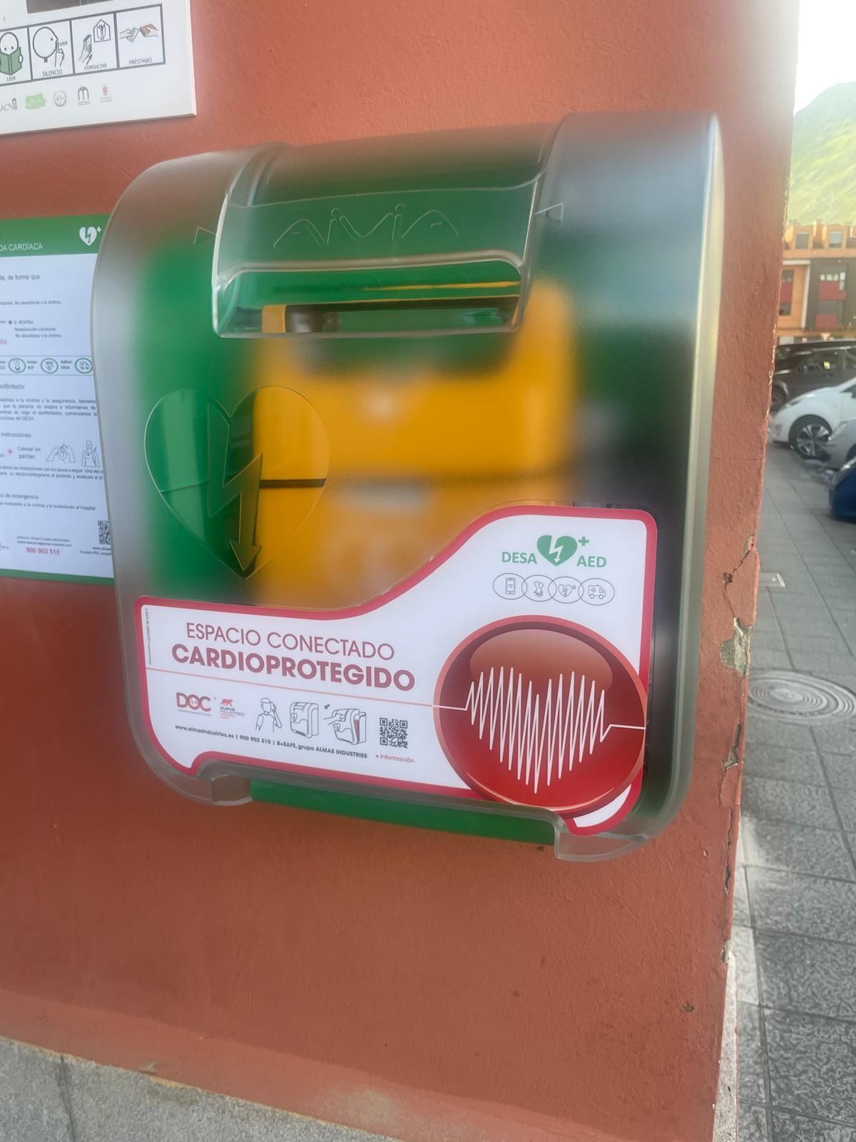 El DESA instalado a la entrada del Centro Cívico de Posada.