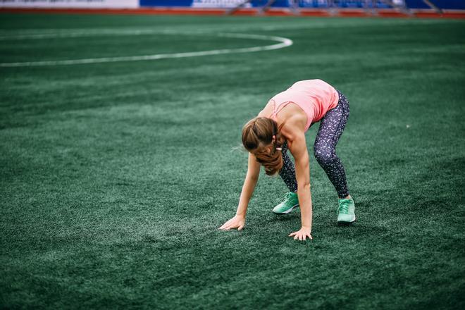 Mujer practicando el burpee de otra manera