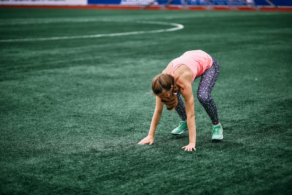 Mujer practicando el burpee de otra manera