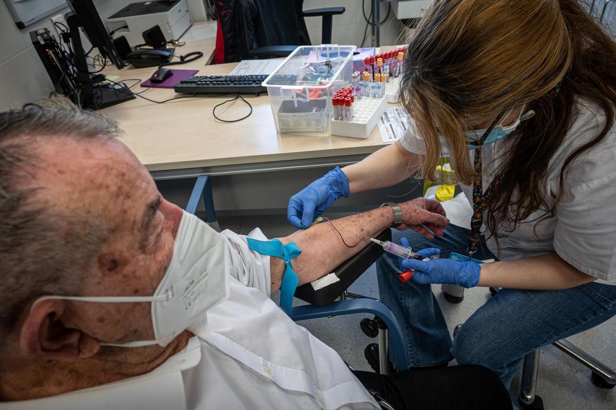 Análisis de sangre a un paciente del CAP Sant Martí de Provençals, Barcelona. Foto archivo