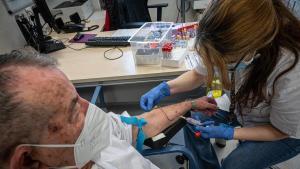 Análisis de sangre a un paciente del CAP Sant Martí de Provençals, Barcelona. Foto archivo