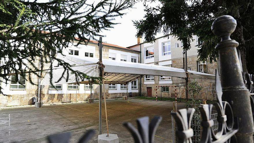 El instituto Laxeiro instaló una carpa para poder guarecerse de la lluvia al entrar al centro.