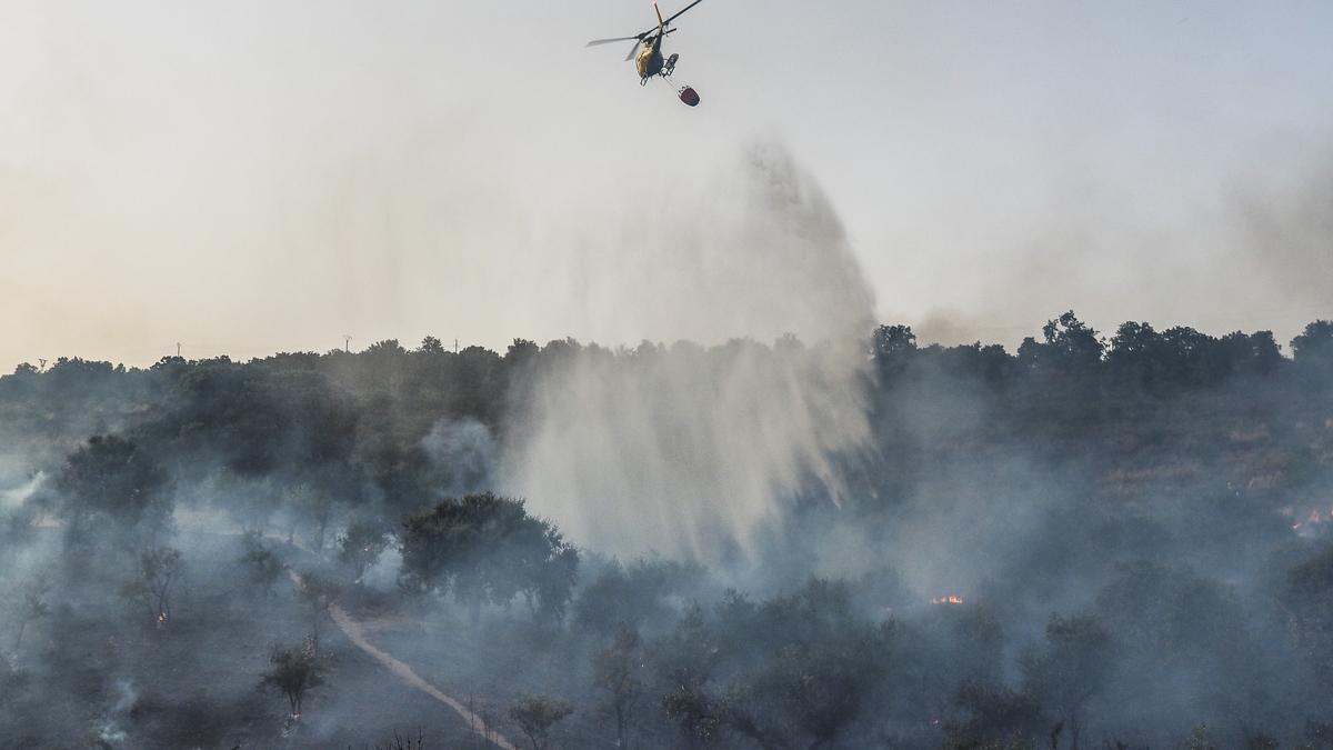 Un helicóptero del Infoex de Extremadura, en una intervención en un incendio.