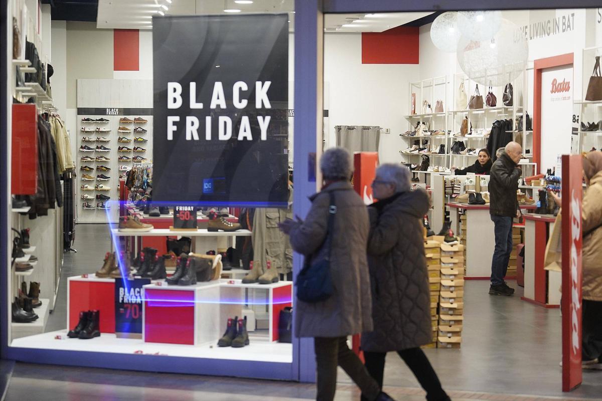 Una botiga de l’Espai Gironès anuncia descomptes.