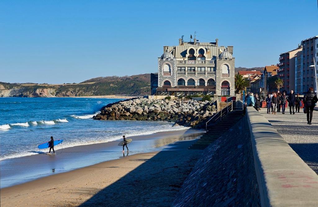 Boulevard de la Mer and Les Deux Jumeaux beach. Hendaye.