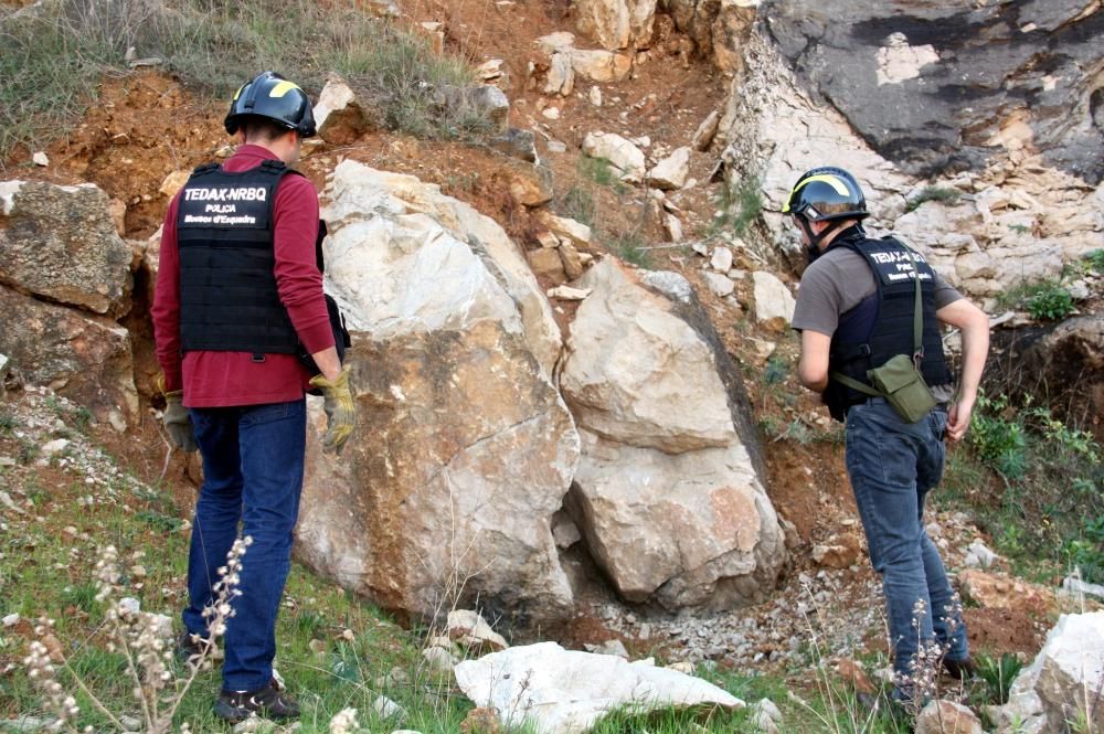 Dos efectius dels TEDAX preparant la zona per fer detonar un artefacte