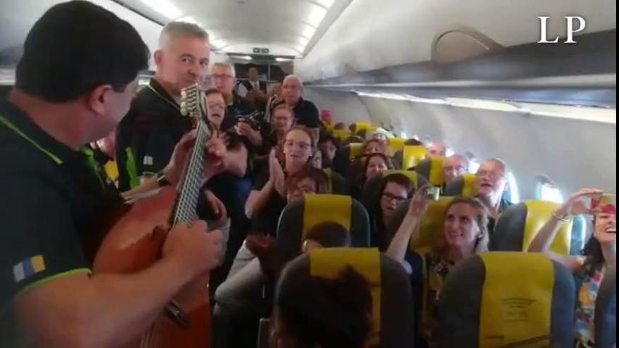 Así ameniza la Agrupación folclórica Manantial el retraso de un vuelo a Gran Canaria