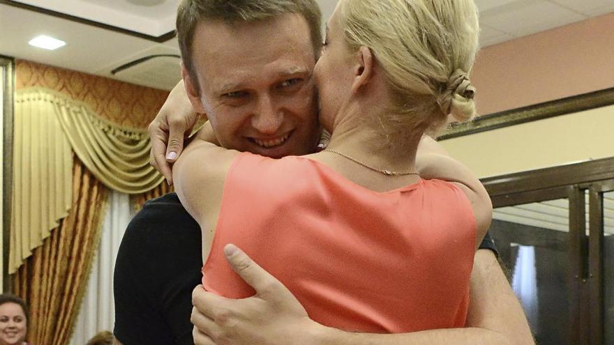 Alexei Navalni abraza a su mujer tras salir de prisión.