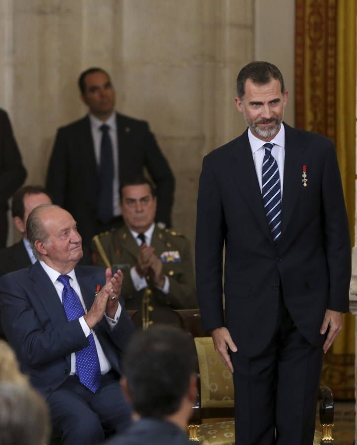 GRA196 MADRID, 24/6/2015.- El Rey Felipe VI conversa con don Juan Carlos, durante el solemne acto conmemorativo del XXX aniversario de la firma del Tratado de Adhesión de España a la UE y en el mismo escenario donde tuvo lugar, el salón de Columnas d