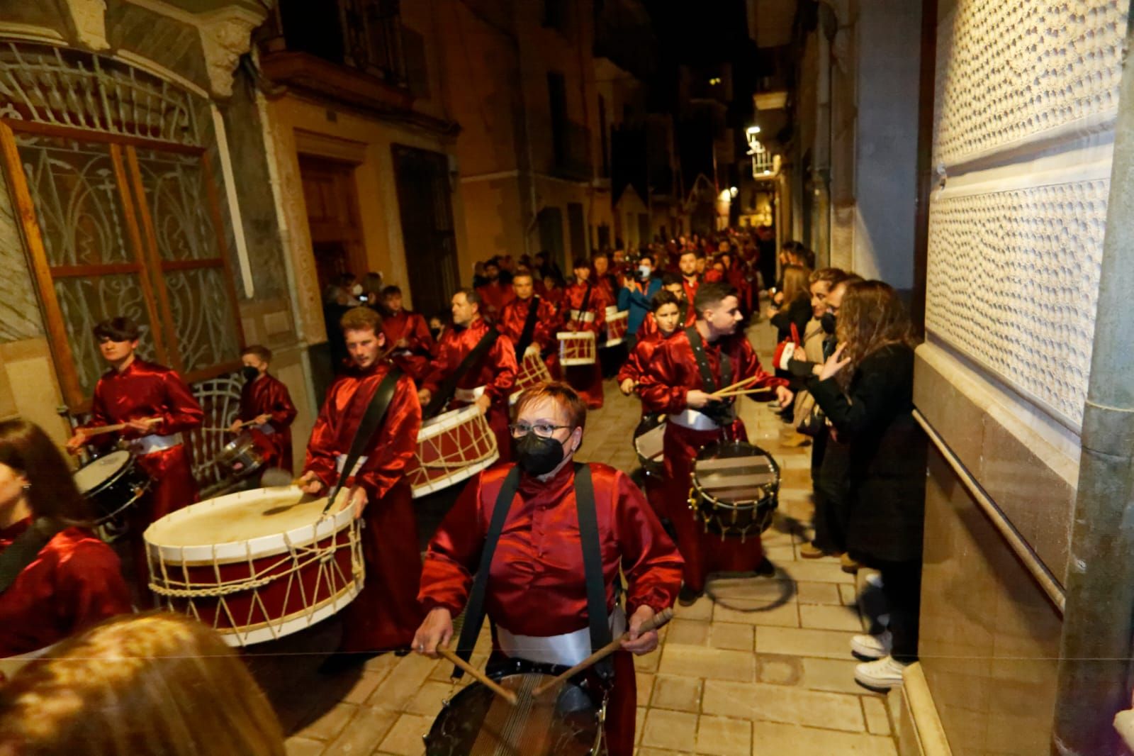 Els Tambors de Passió hacen vibrar Almassora en una noche mágica