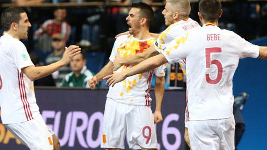 Los jugadores españoles celebran uno de sus goles