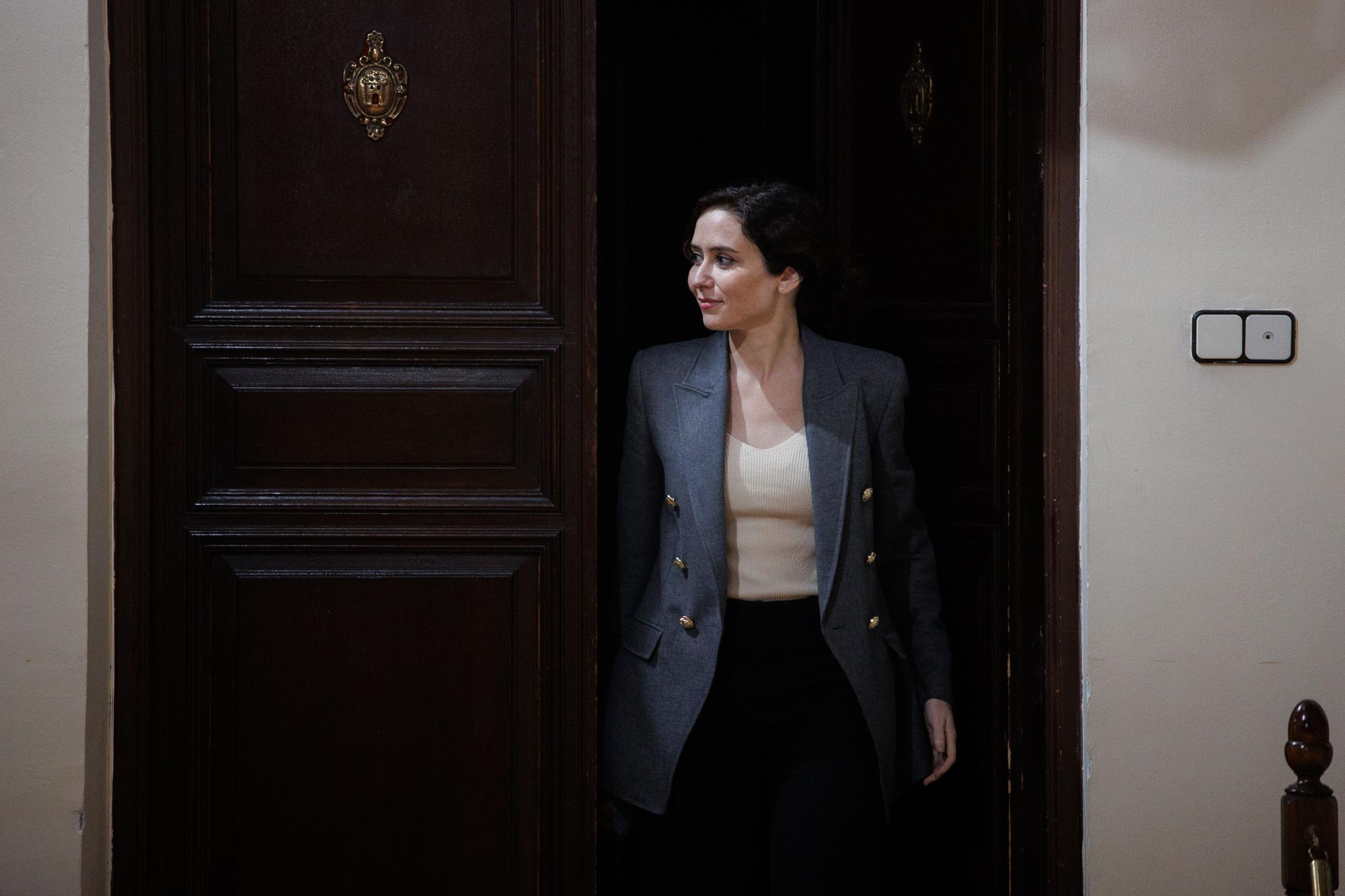 La presidenta de la Comunidad de Madrid, Isabel Díaz Ayuso, a su llegada a una rueda de prensa tras la reunión del Consejo de Gobierno, en el Ayuntamiento de Alcalá de Henares, a 8 de febrero de 2023, en Alcalá de Henares, Madrid (España).