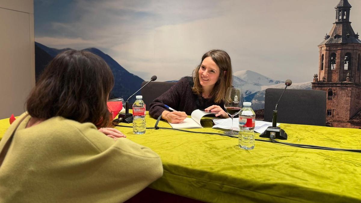 Inés Yarza firmando un ejemplar del poemario tras su presentación.