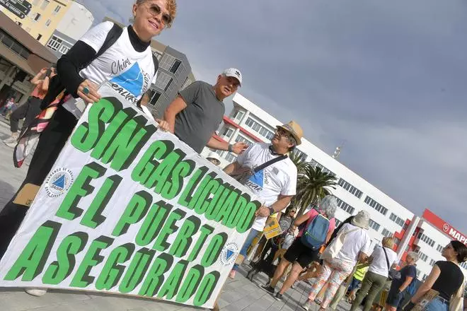 Cadena humana contra la construcción de la central térmica en el Puerto de la Luz
