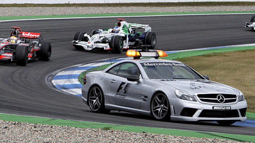 Momento clave. La salida a pista del ´safety car´ fue crucial para la suerte de la carrera. Hamilton se obligó a un sobreesfuerzo por un error de su equipo, McLaren.