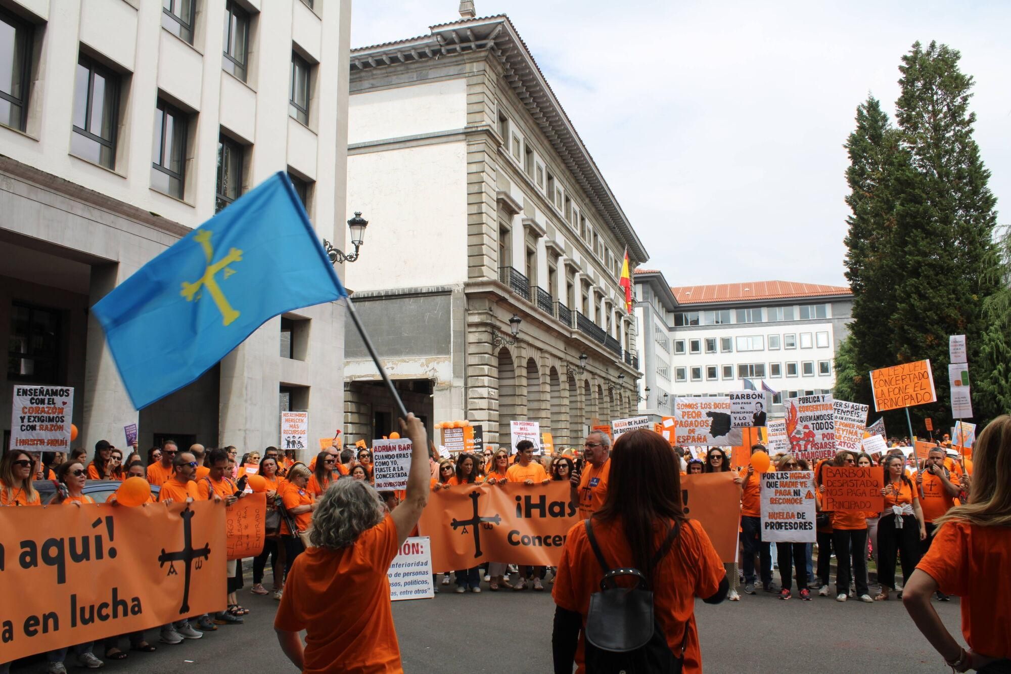 Así fue la multitudinaria marcha naranja de la concertada en Asturias