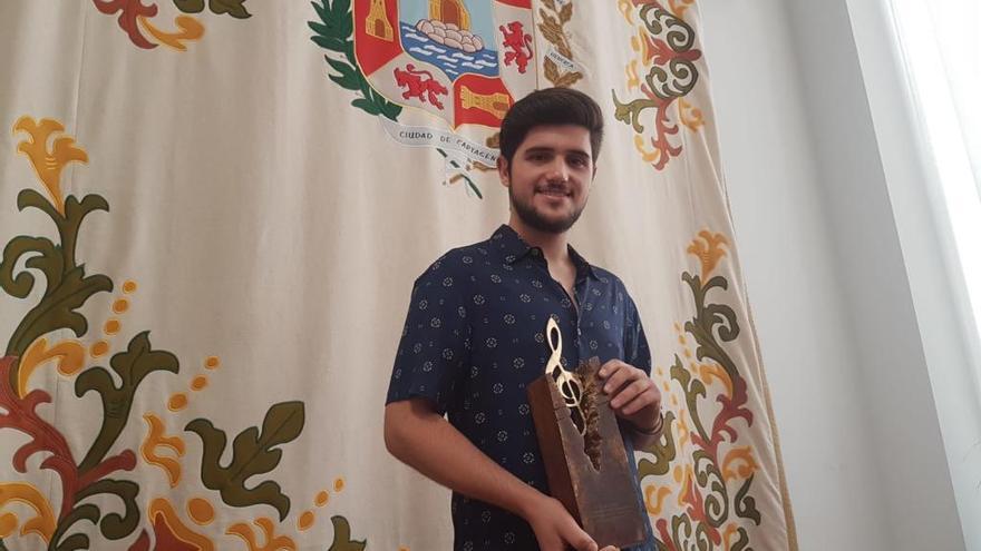 Alejandro Solano, con su premio.