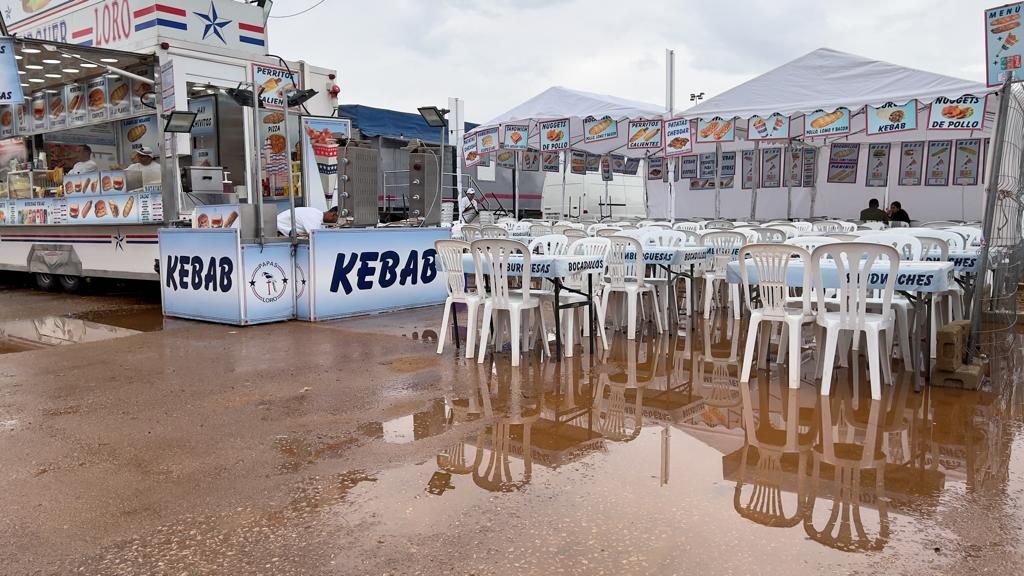 La lluvia amarga la feria a los cacereños y causa destrozos en el ferial