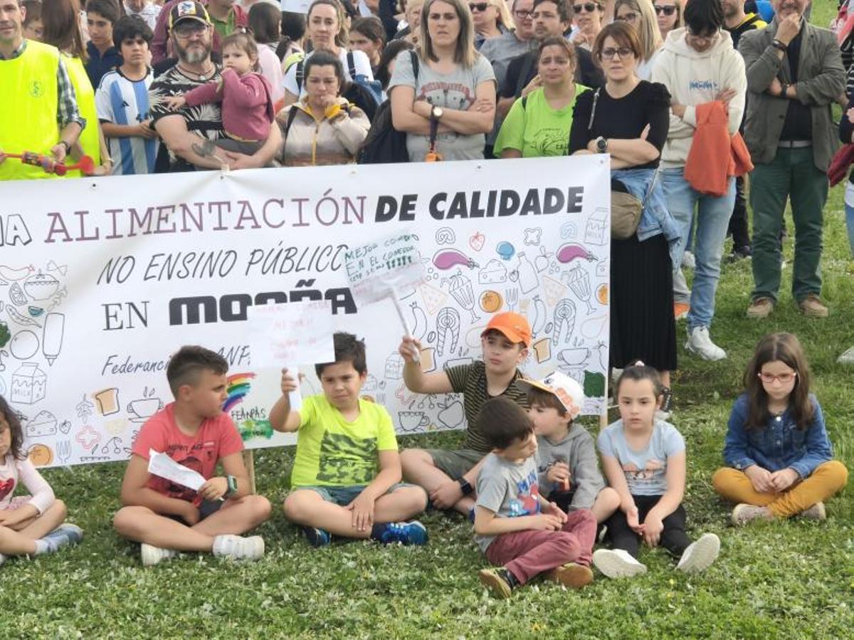 Los concentrados, frente a los colegios de Reibón y Seara. |   // GONZALO NÚÑEZ
