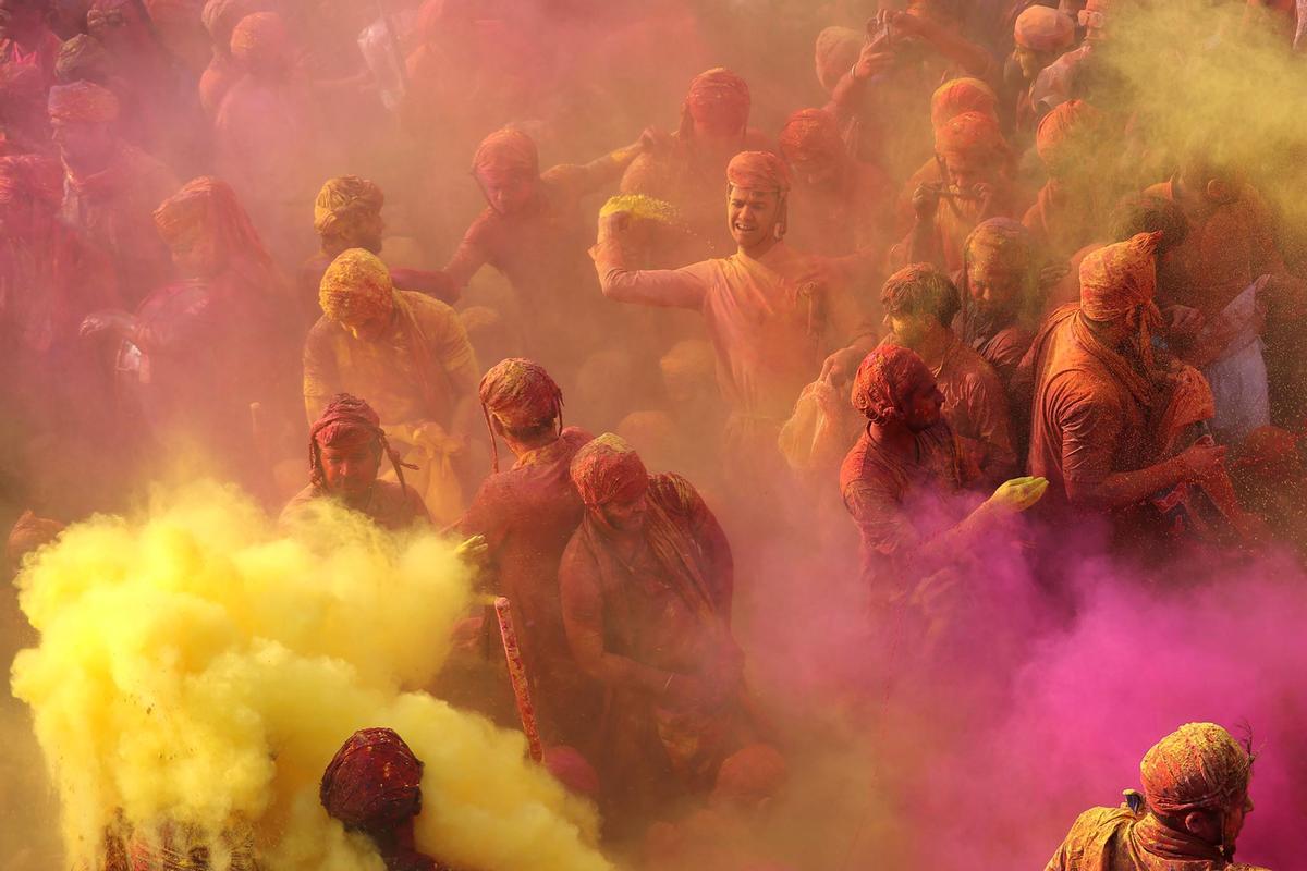 Los devotos hindúes participan en el festival religioso de Holi dentro de un templo en la aldea de Nandgaon, en el estado de Uttar Pradesh, India.