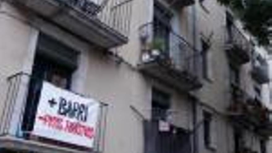 Una pancarta en contra de la proliferació de pisos turístics.