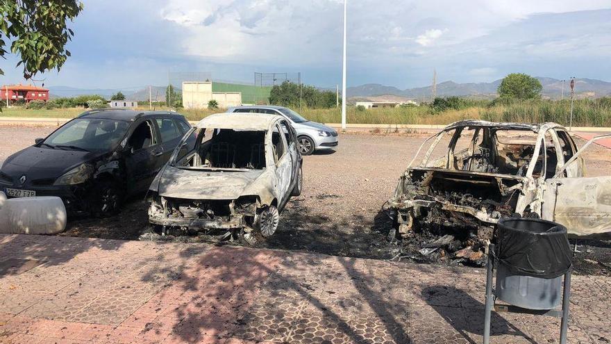 Arden tres coches en Xilxes y uno en Almassora