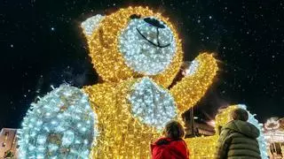 Un oso gigante de luces de colores y dos niños ilustra la Navidad en Mérida
