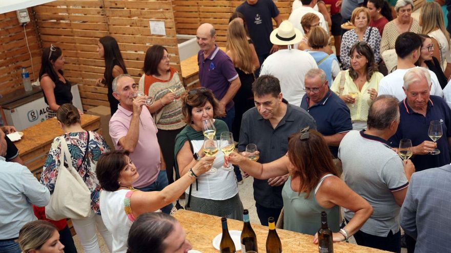 Brindis de un grupo de asistentes a la Festa do Viño de Meaño. | Noé Parga