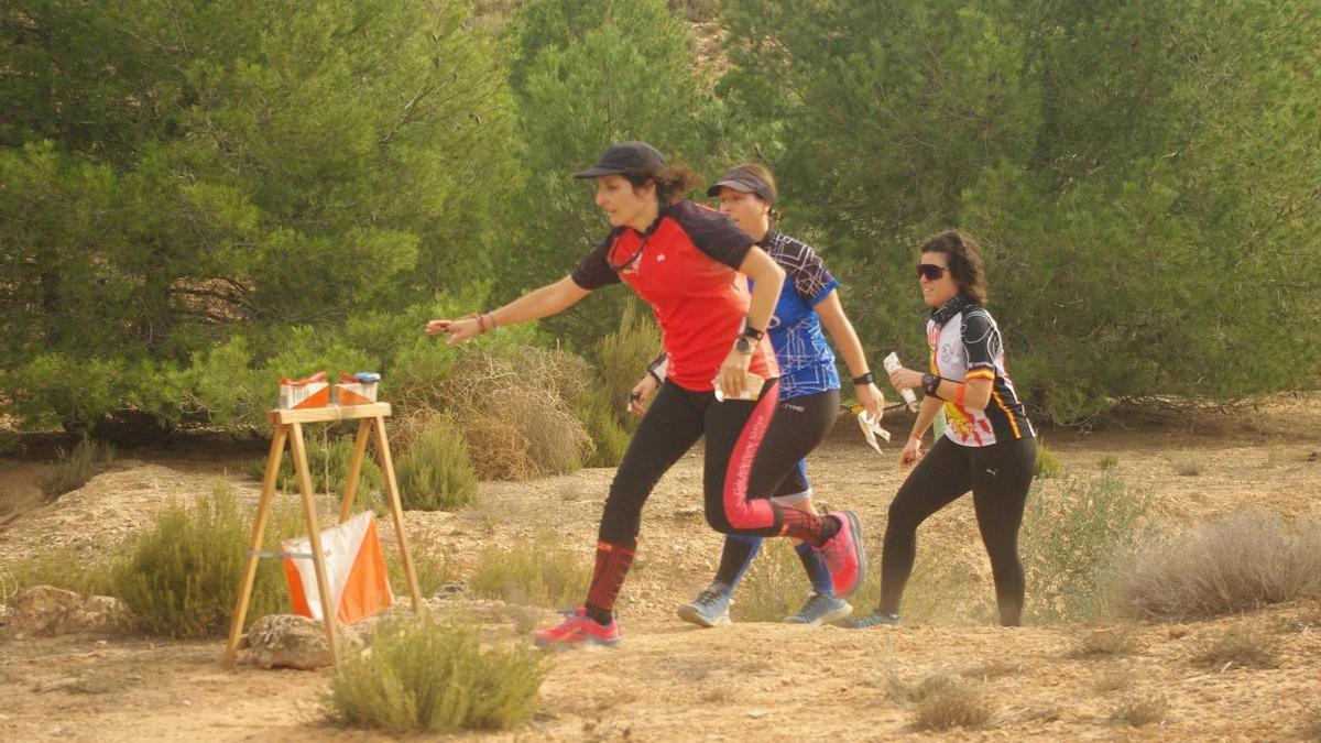 Una deportista del CAX Orientació en la prueba en Caudete.