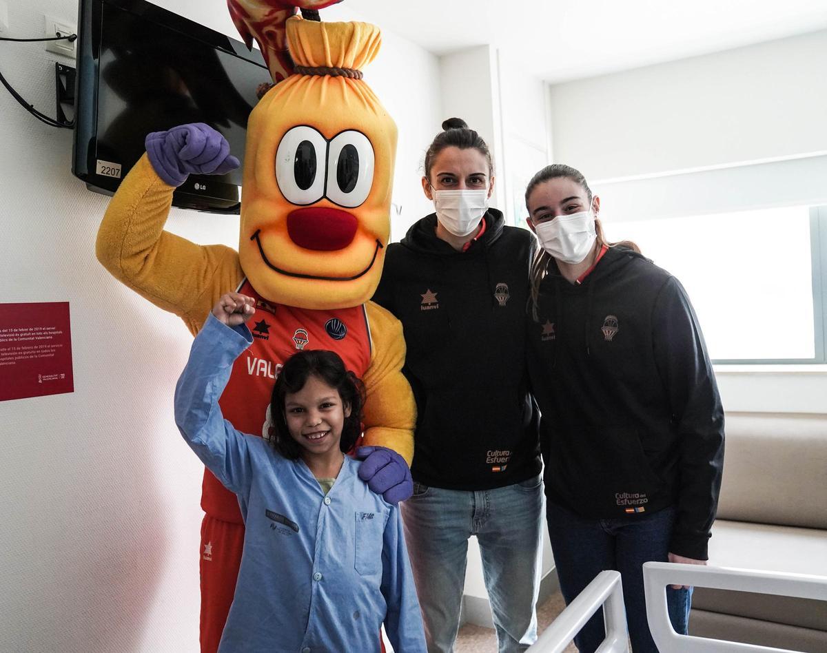 Pam, Alba y Claudia, con una pequeña muy ilusionada con su presencia en el hospital