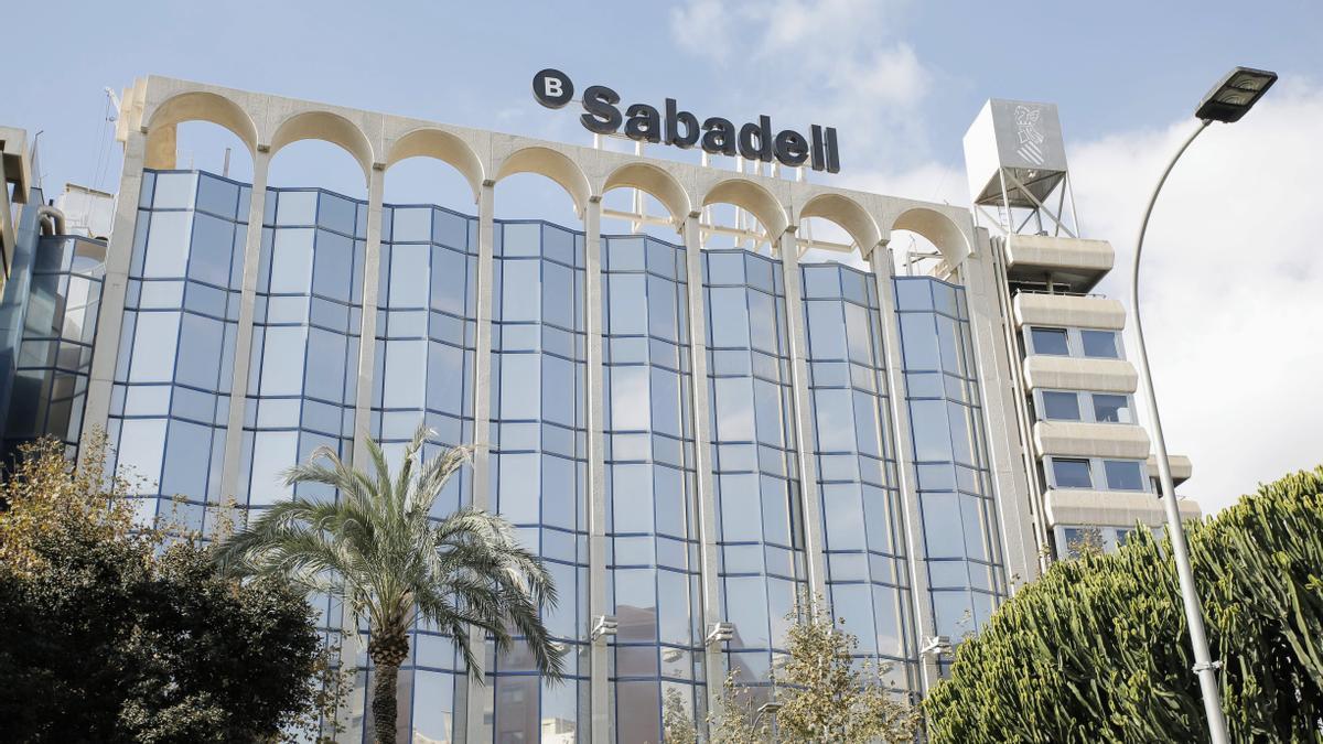 La sede social del Sabadell en la avenida de Óscar Esplá de Alicante.