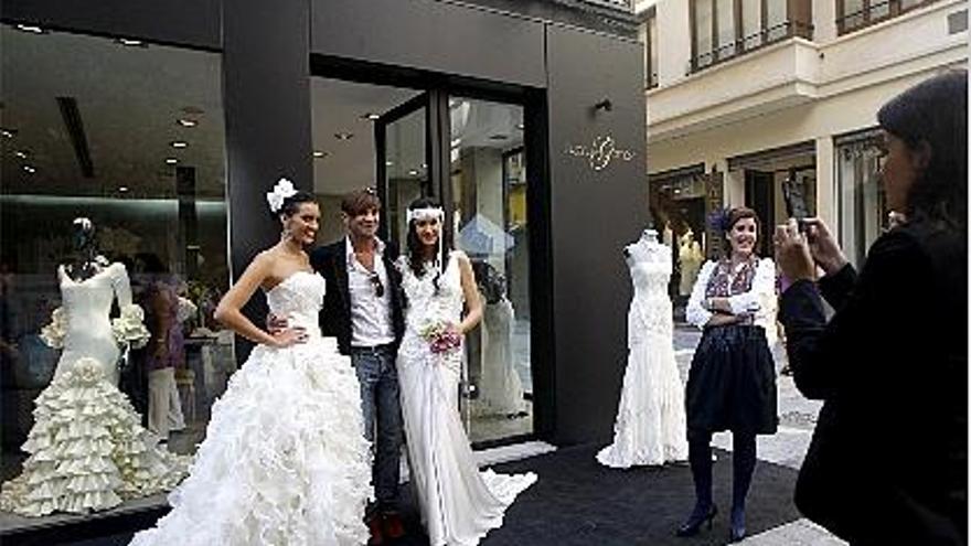 Dos modelos vestidas de novia mostraron ayer parte de la colección de Lázaro Gómez.