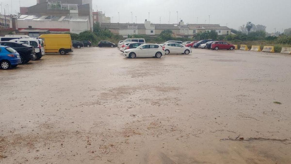 Una explanada de aparcamiento embarrada en Sueca en una imagen de este sábado.
