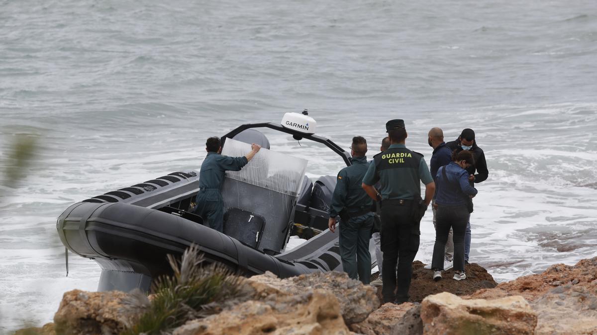 Los agentes registraron a fondo la &#039;goma&#039; y todos sus compartimentos.