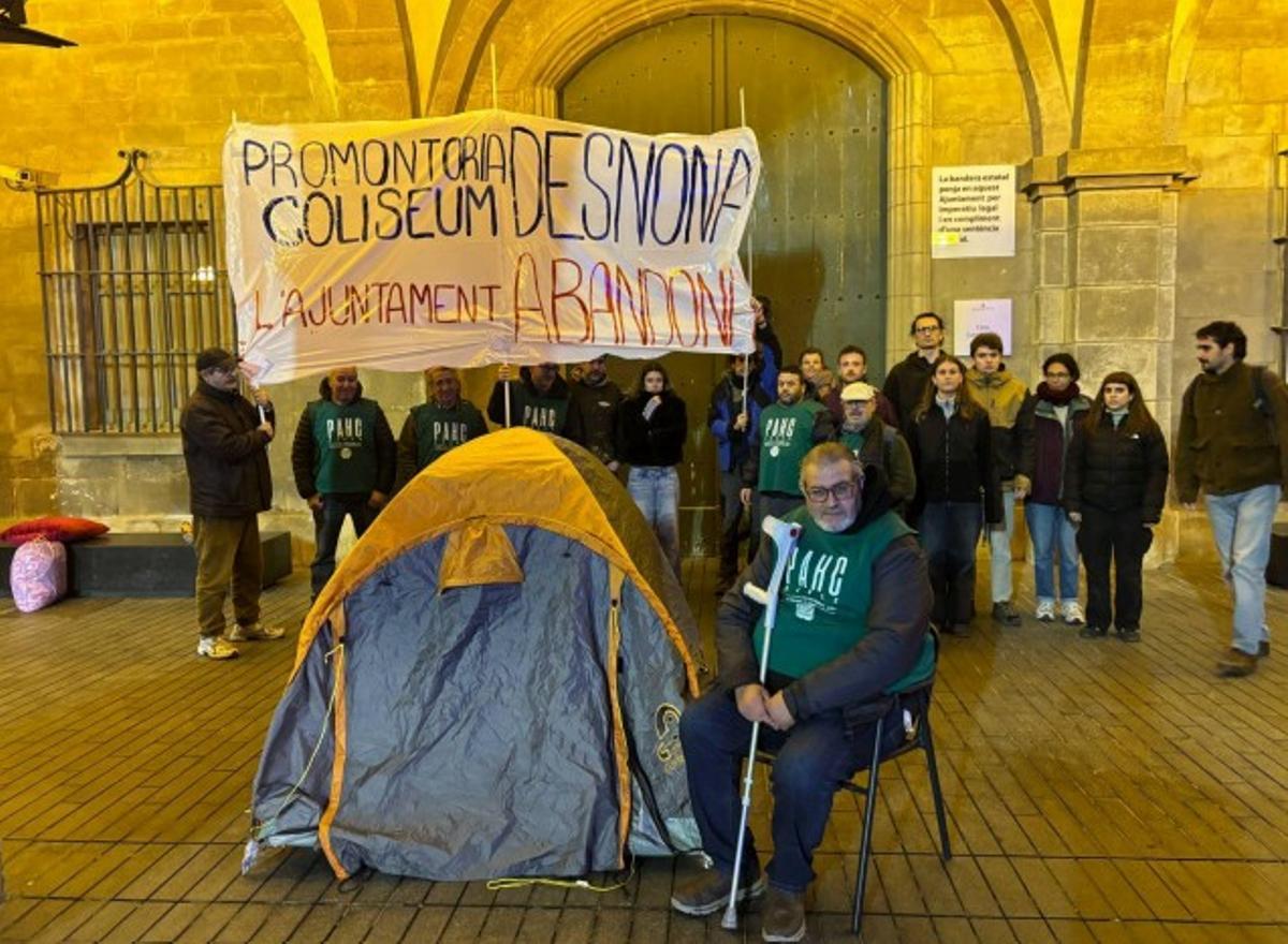 Imatge de l'afectat acampat a la plaça Major