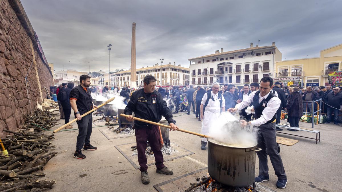 Cocinadao de la tradicional olla de ‘arròs amb fesols i naps’.