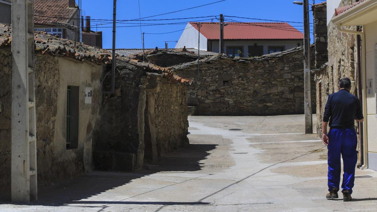 Un hombre camina por Villalcampo