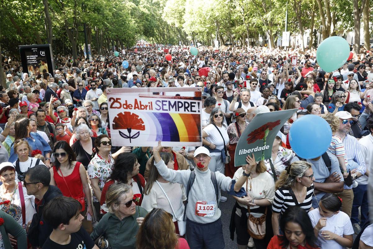 Miles de portugueses celebran el 25 de abril, que "no solo es pasado, sino también futuro"