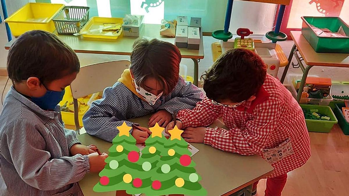 Los “pequeños duendes” de Fuentrespreadas que han elaborado las postales navideñas. | Cedida