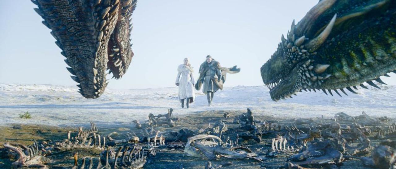 Jon y Daenerys, ante los dragones Rhaegal y Drogon, en una escena del primer capítulo de la temporada final.