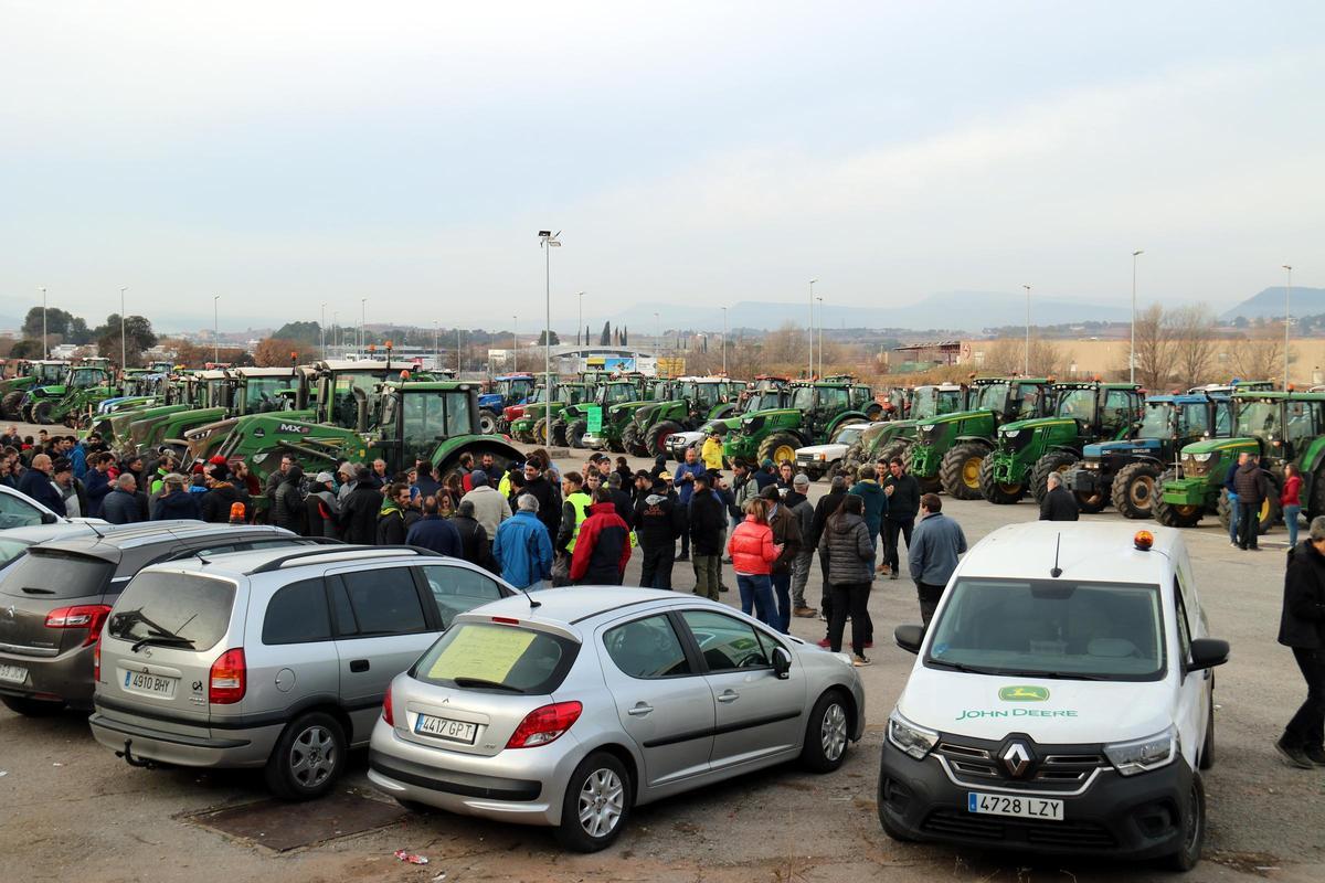 Agricultores concentrados en Manresa, antes de iniciar el corte de carreteras