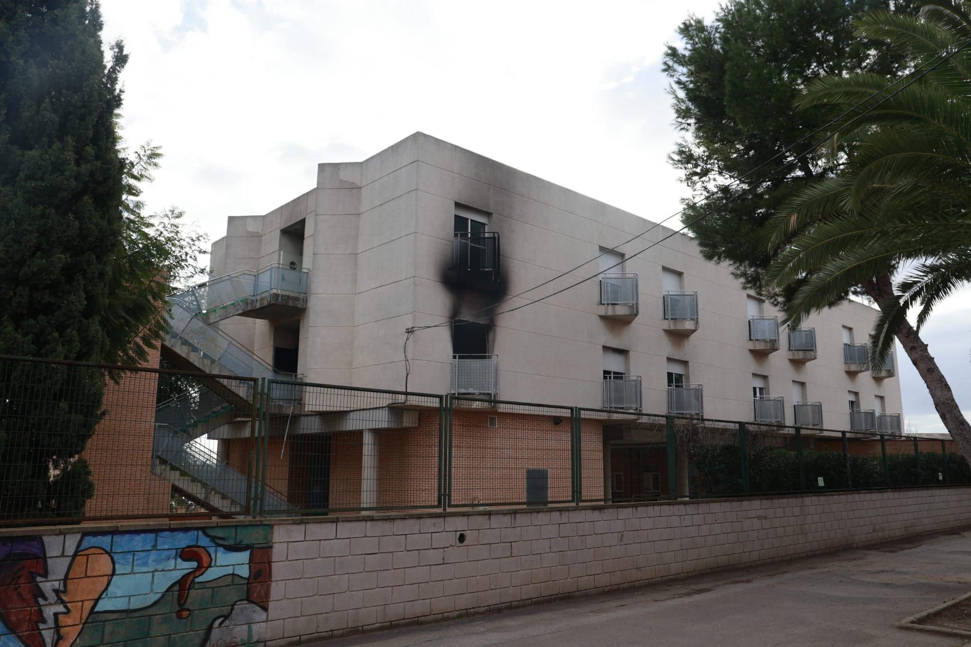 Las huella del incendio de la residencia de Moncada a la luz del día