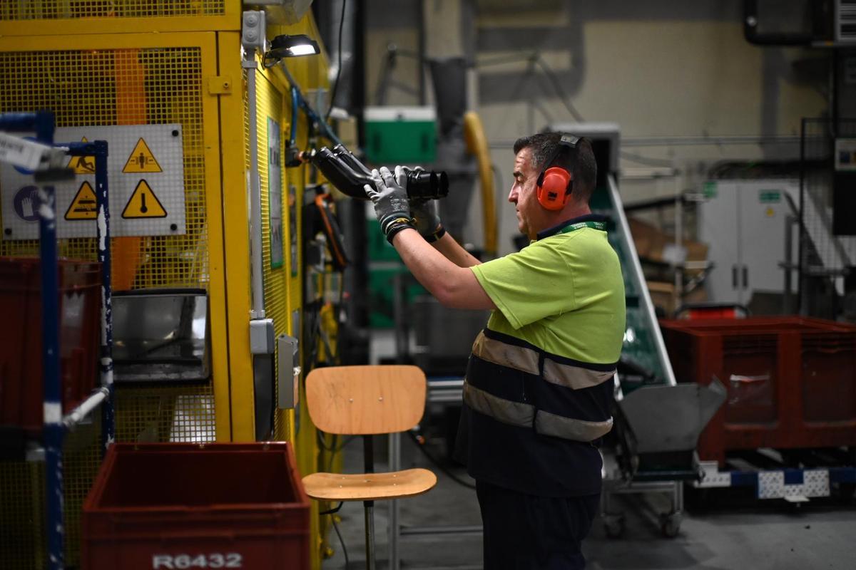 Un operario coloca un filtro en una máquina, en la sede de Mann Hummel Ibérica en Plaza (Zaragoza).