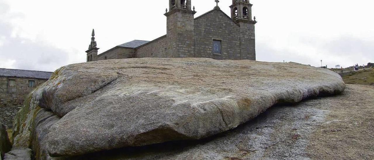 Casco, leme e vela da barca de pedra na que viaxou a Virxe María: a pedra de abalar onde o santuario de Muxía, na Costa da Morte.